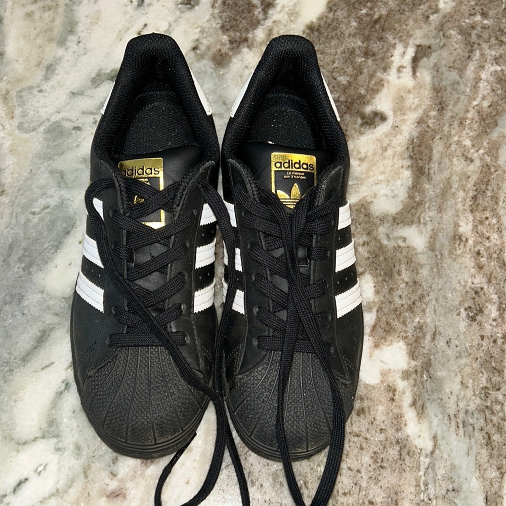 EUC Adidas sneakers boys size 5.